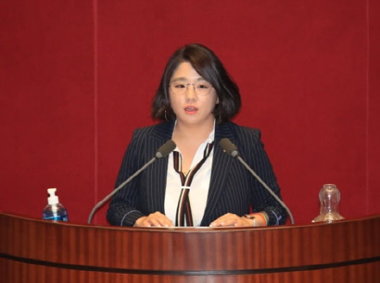 용혜인 기본소득당 의원이 4일 오후 국회 본회의에서 토론하고 있다. [연합뉴스]
